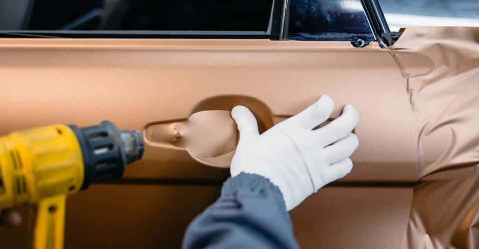  poner papel de vinilo o película para envolver el coche en la puerta del coche